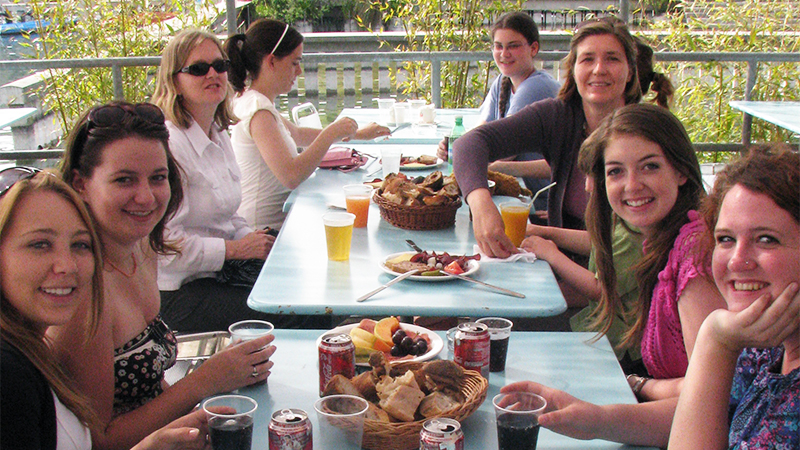 Group of students posing while eating in Geneva