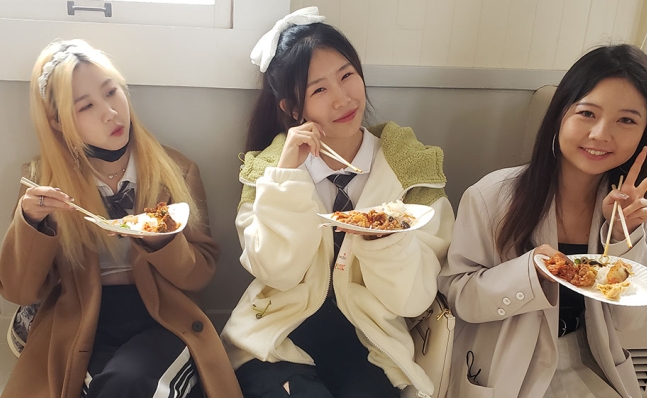 Participants enjoy Korean food for lunch.