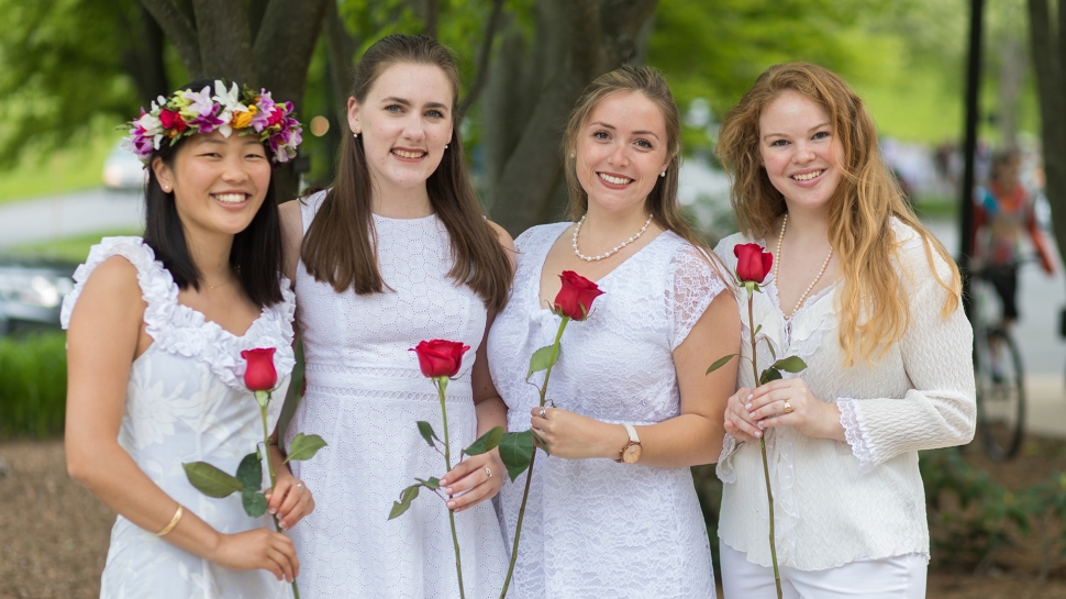 Four students with roses at Ivy Day