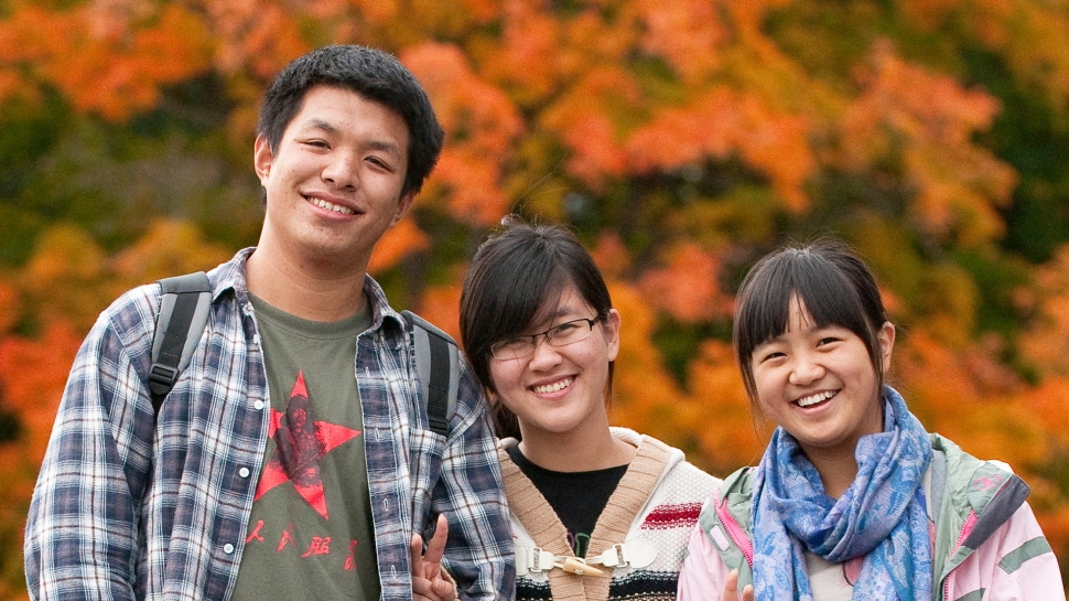 Smith students with a student from one of the consortium colleges